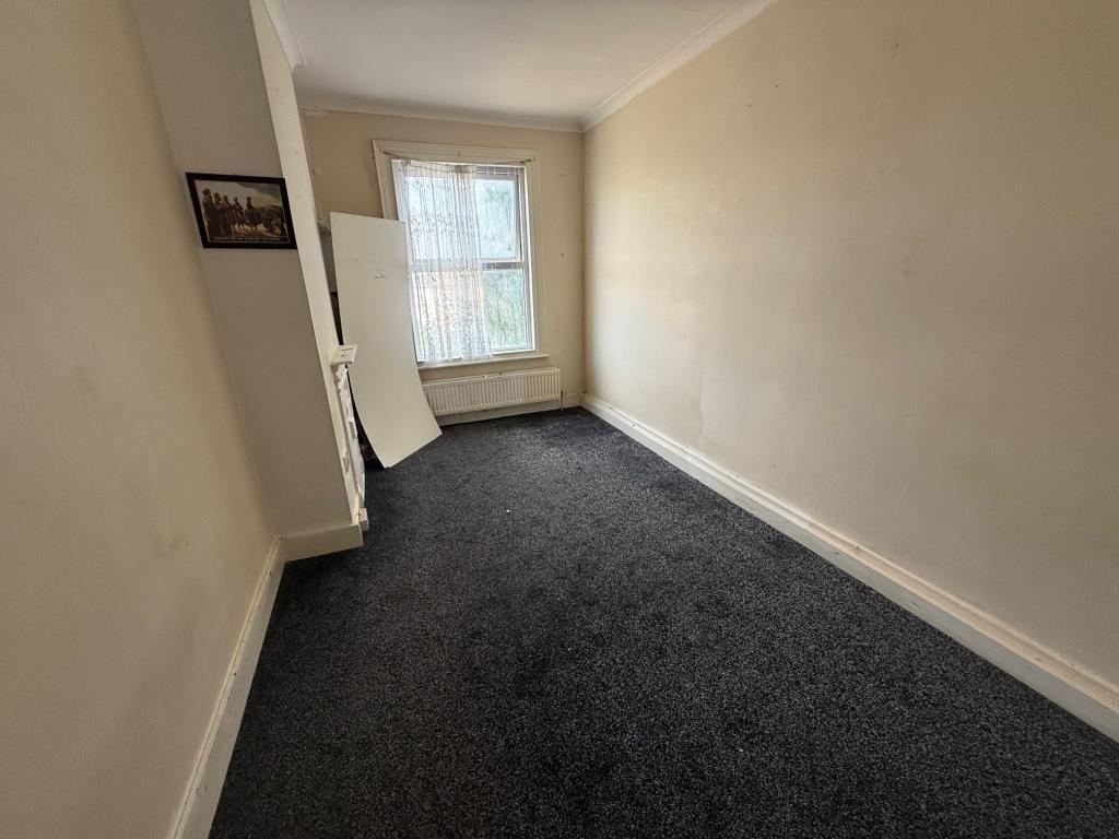 Lot: 103 - THREE-BEDROOM MID-TERRACE HOUSE REQUIRING IMPROVEMENT - Bedroom with window to rear aspect
